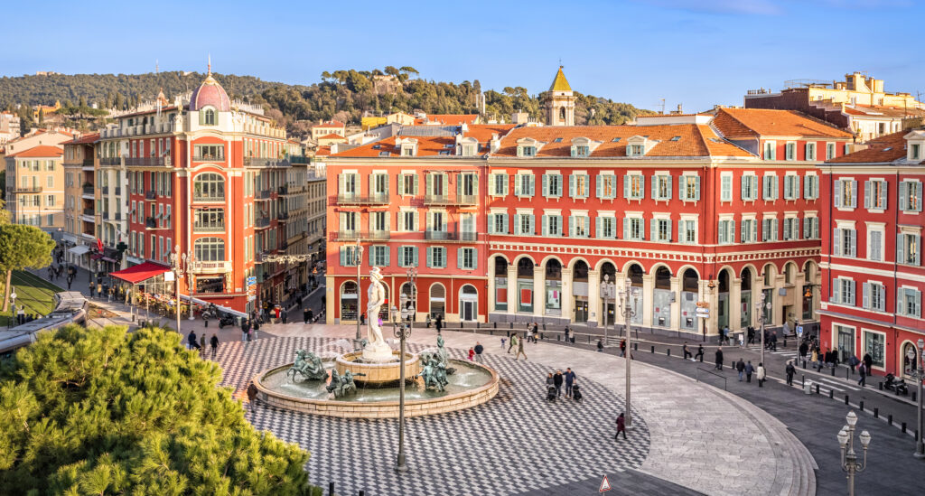 Vue aérienne de la place Masséna avec des bâtiments rouges et sa fontaine à Nice, France. Proche de l'étude Sénéquier et Larere.