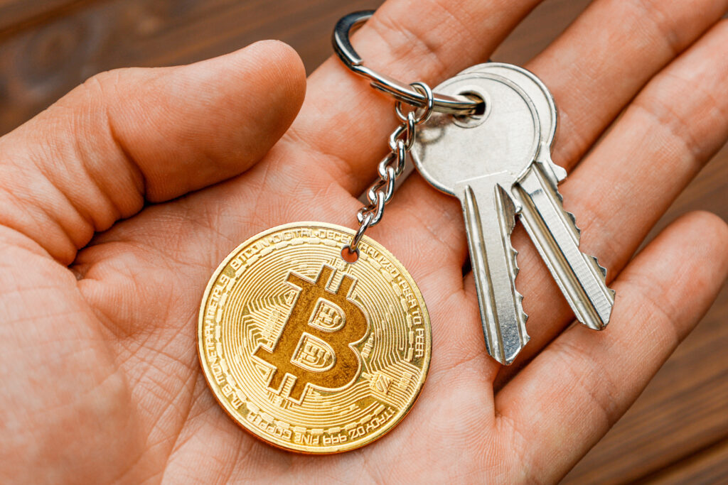 Achat de bien immobilier avec des cryptomonnaies. La photo lie le meilleur des deux en associant un bitcoin a des clés de maison. L'office Notariale Sénéquier & Larere est situé à Nice et rayonne dans la France.